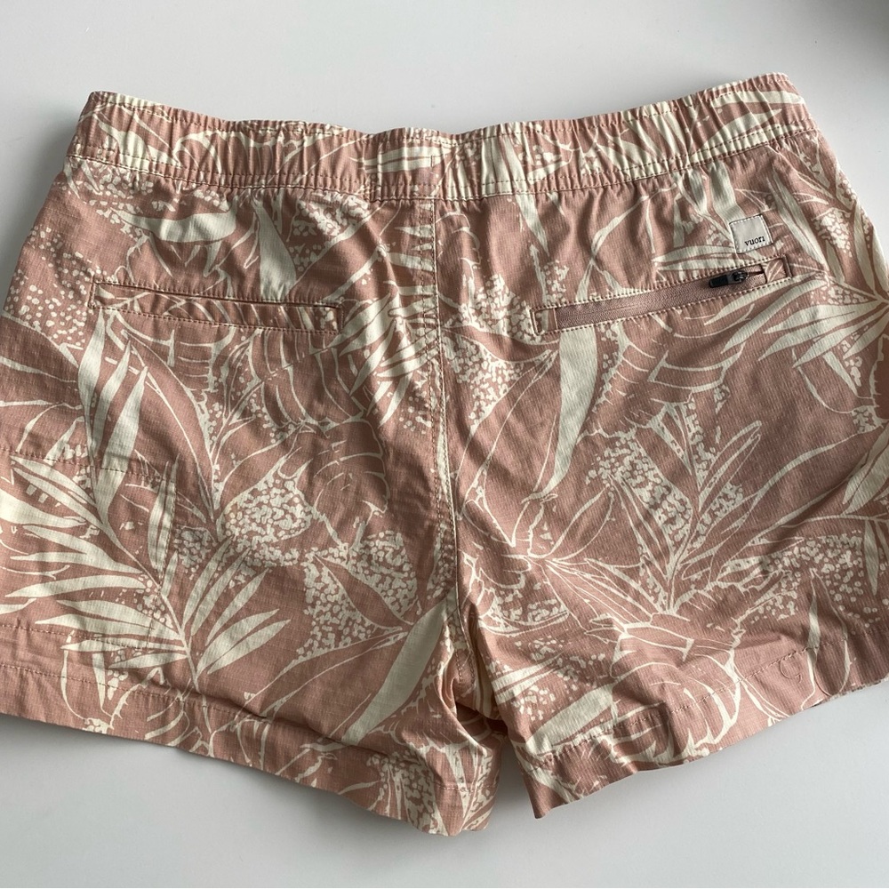Vuori shorts in large - Picture 2 of 3